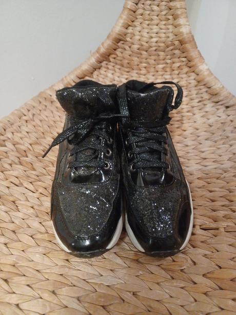 Třpytivé tenisky, 39