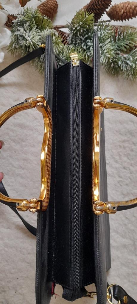 Elegantní kabelka se zlatými doplňky, 