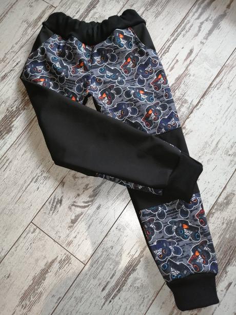 Zimní softshell kalhoty vel. 122 auta, 122