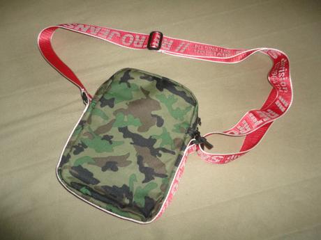 Crossbody maskáčová taška retro jeans,
