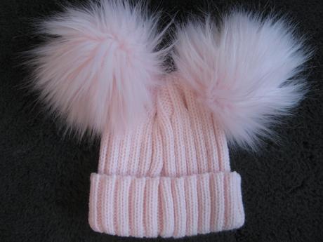 Krásná pružná růžová čepice s bambulemi, 92