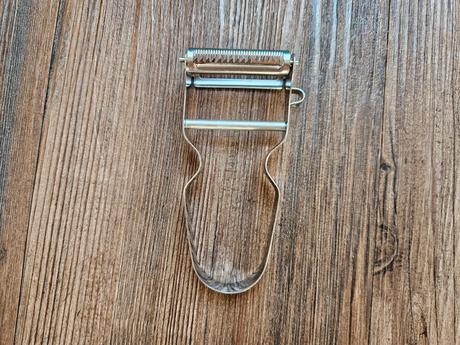 Kuchyňská škrabka nerez pro praváky i leváky,