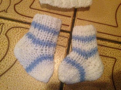 Klučičí souprava do porodnice, čepice + ponožky, <50