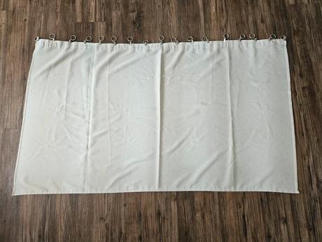 Béžový závěs 148x84 cm na kovových kroužcích,