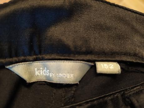 Černé lesklé kalhoty, 152