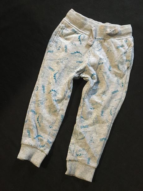 Vel. 92 šedé tepláky s dinosaury, 92