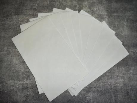 43 listů dopisních papírů, 10ks obálek, 2 obaly, 