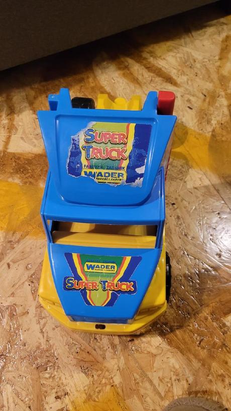 Nákladní auto s kontejnery,