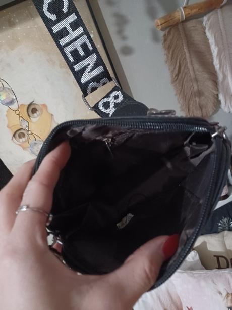 Dívčí kabelka s nápisem, 