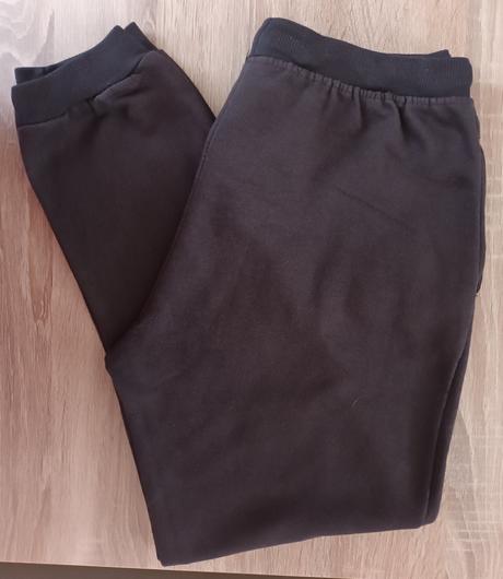 Černé tepláky, kik,158