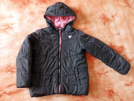 Teplá černá bunda se srdíčkem, 140