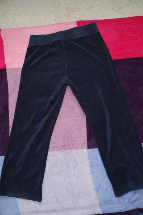 Sametové tepláčky, 122