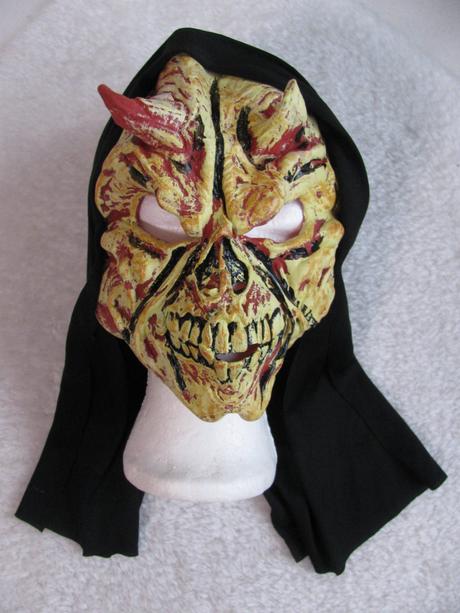 Karnevalový kostým-maska ďábla s kutnou,