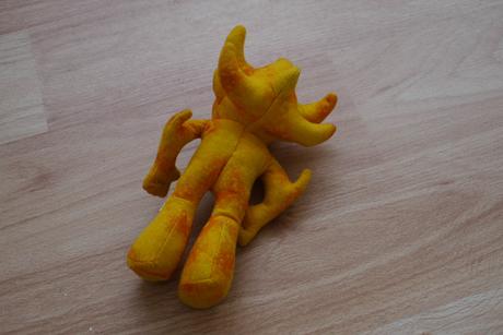 Plysova zluta figurka - cert, skritek,