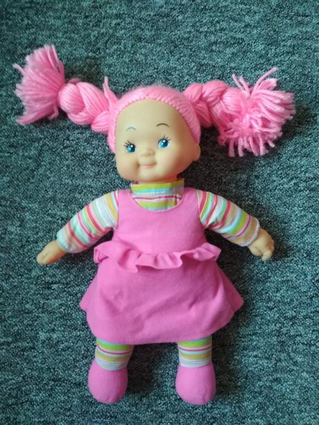 Panenka s růžovými copy, 