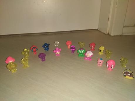 21 malých postaviček v plastovém boxu, 