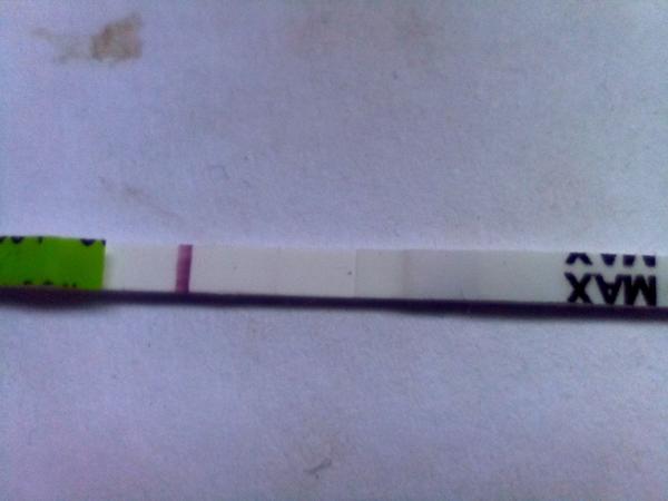 Je možný pozitivní výsledek těhotenského testu se slabou čárkou?