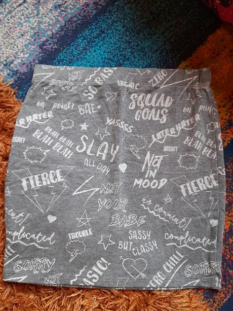 Šedá elastická mini silně s aj nápisy, s