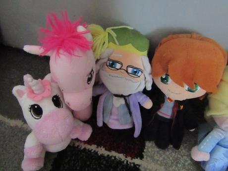 Plyšáci- koník,hello kitty ,olaf, 