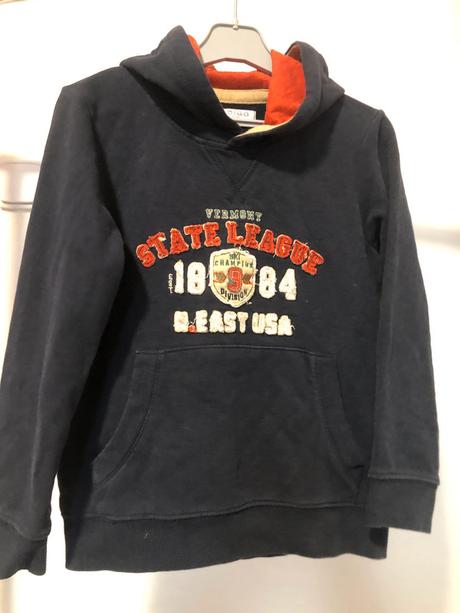 Mikina s kapucí a nápisy, 116