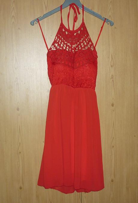 Červené šaty, s