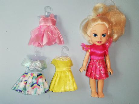 Panenka se šatičkami,