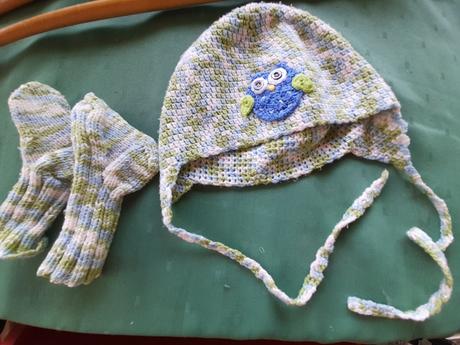 Čepice pletená se sovičkou a ponožky, 92