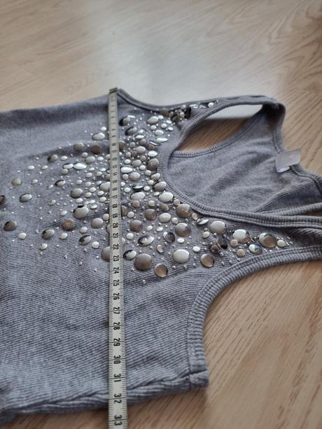 Tílko se stříbrným zdobením, s