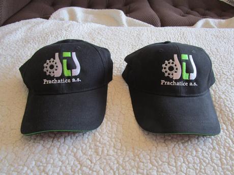 3x nové kšiltovky, vzadu velikostně upravitelné, 158 / m