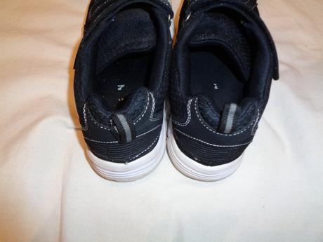 Černé sportovní boty s bílou podrážkou, 41