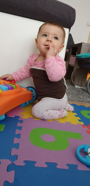 Vývoj dítěte 6. - 7. měsíc. Je  v pořádku, když leze?