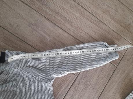 Šedý svetřík, 32