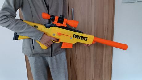 Puška nefr fortnite,
