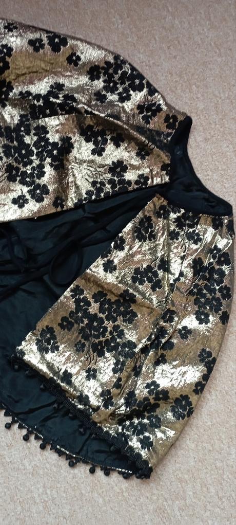 Plášť černo - zlatý,