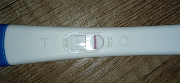 Těhotenské testy: Dá se věřit slabé čárce?