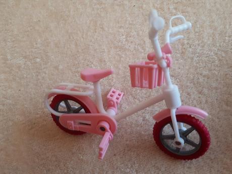 Malá panenka evička s jízdním kolem,