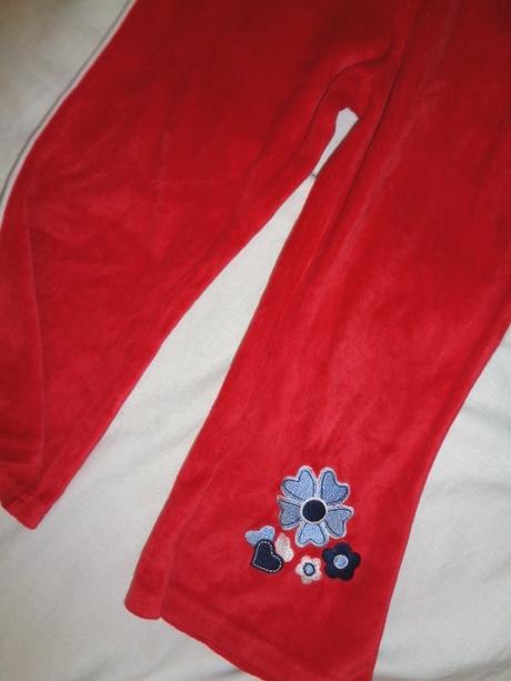 Pěkné červené sametové tepláky s kytičkama 98/104, 98
