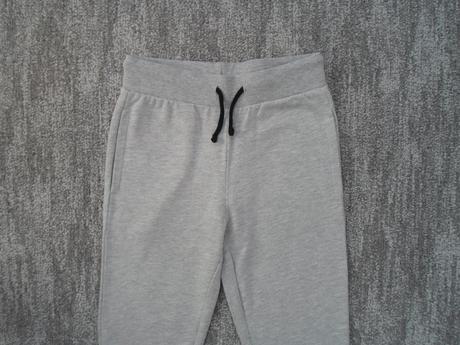 Šedé tepláky, 140