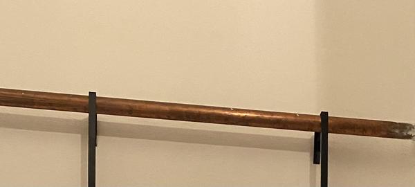 Je bezpečné pověsit zrcadlo na studené trubky?