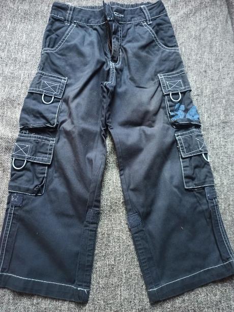 3x plátěné kalhoty,2x kšiltovka,1x vesta,2x triko, 104–116