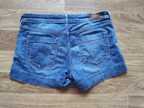 Džínové kraťasy, 40