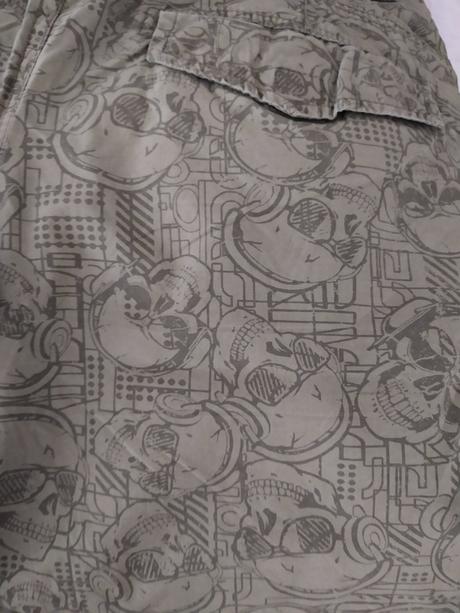 Zelené kraťasy s lebkami, 158