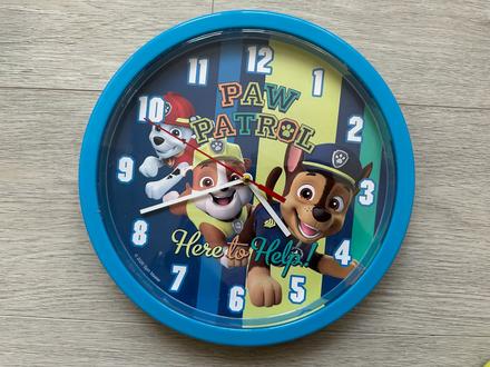 Modré nástěnné hodiny tlapková patrola, 