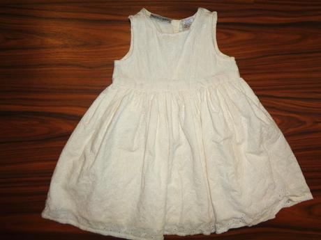 Krásné smetanové vyšívané šaty, 80