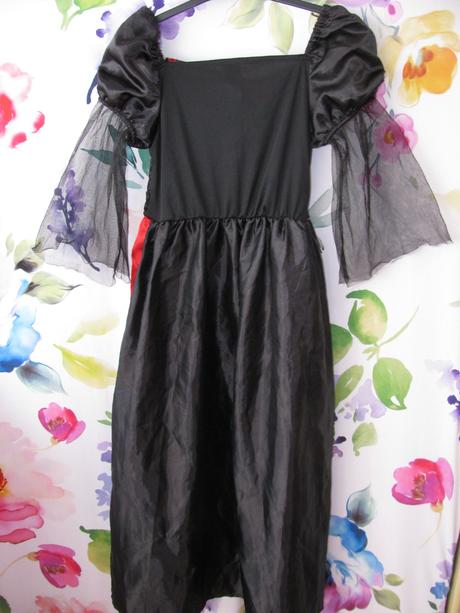 Krásné kostýmové šaty čarodějka,