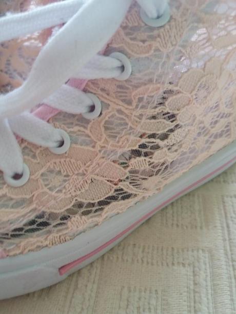 Krajkové tenisky, 31