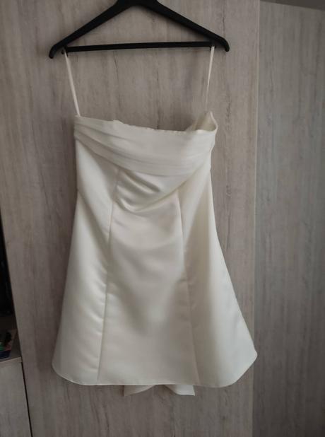 Luxusní dámské šaty, 38