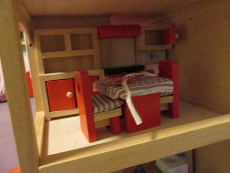 Dřevěný domeček pro panenky se zařízením playtive, 