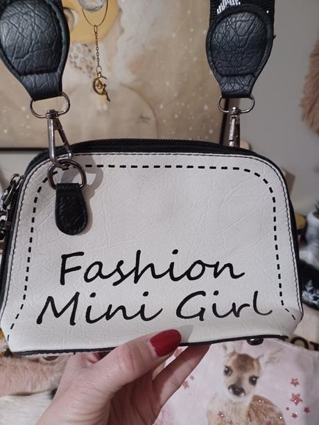 Dívčí kabelka s nápisem, 