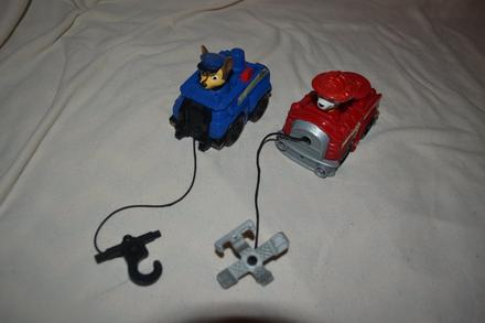 2x vozidlo patroly a figurkami, 